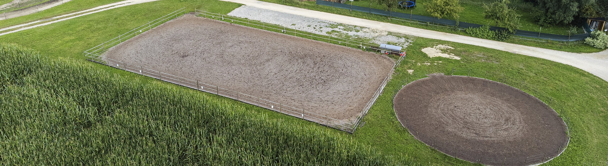 Luftaufnahme Roundpen und Standardreitplatz